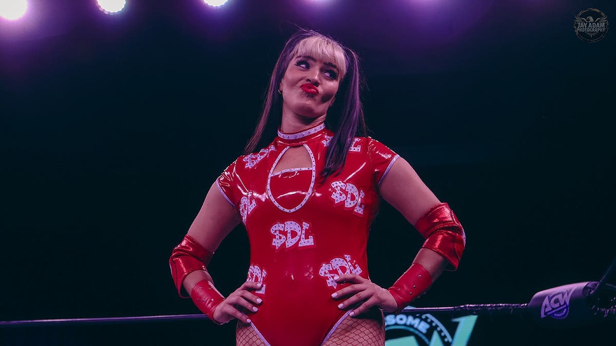 Steph De Lander in the ring