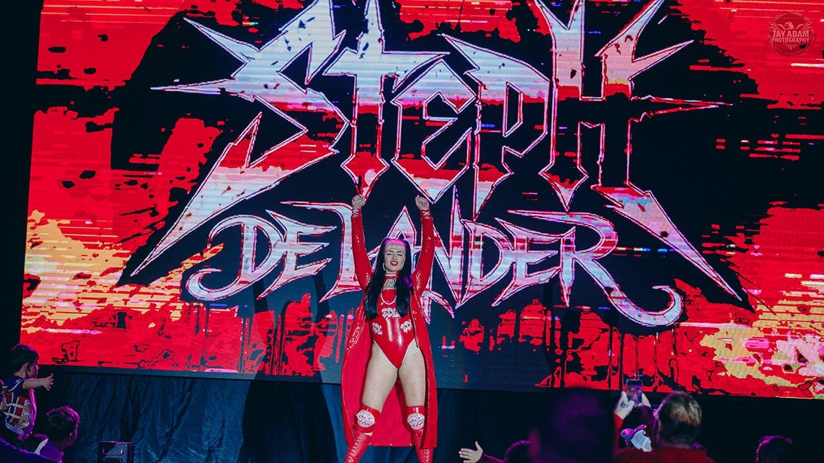 Steph De Lander in the ring