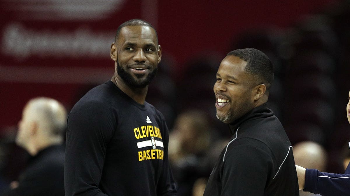 LeBron James talking with Cavaliers Head Coach Tyronn Lue and Damon Jones during practice