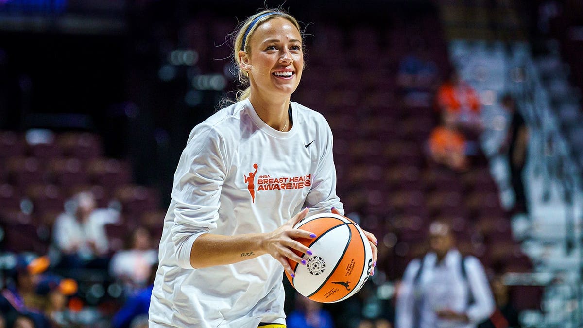 Sophie Cunningham warming up before a basketball game at Mohegan Sun Arena
