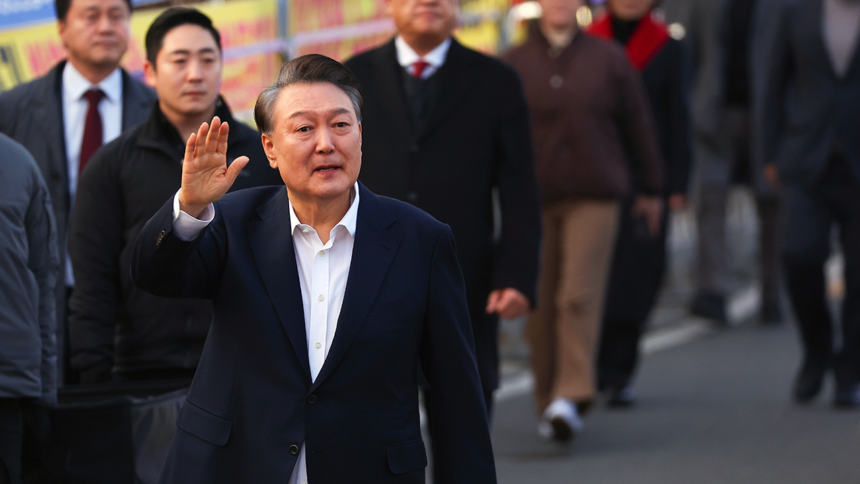 Court sentences former world leader to 7 years in prison for resisting arrest, other charges