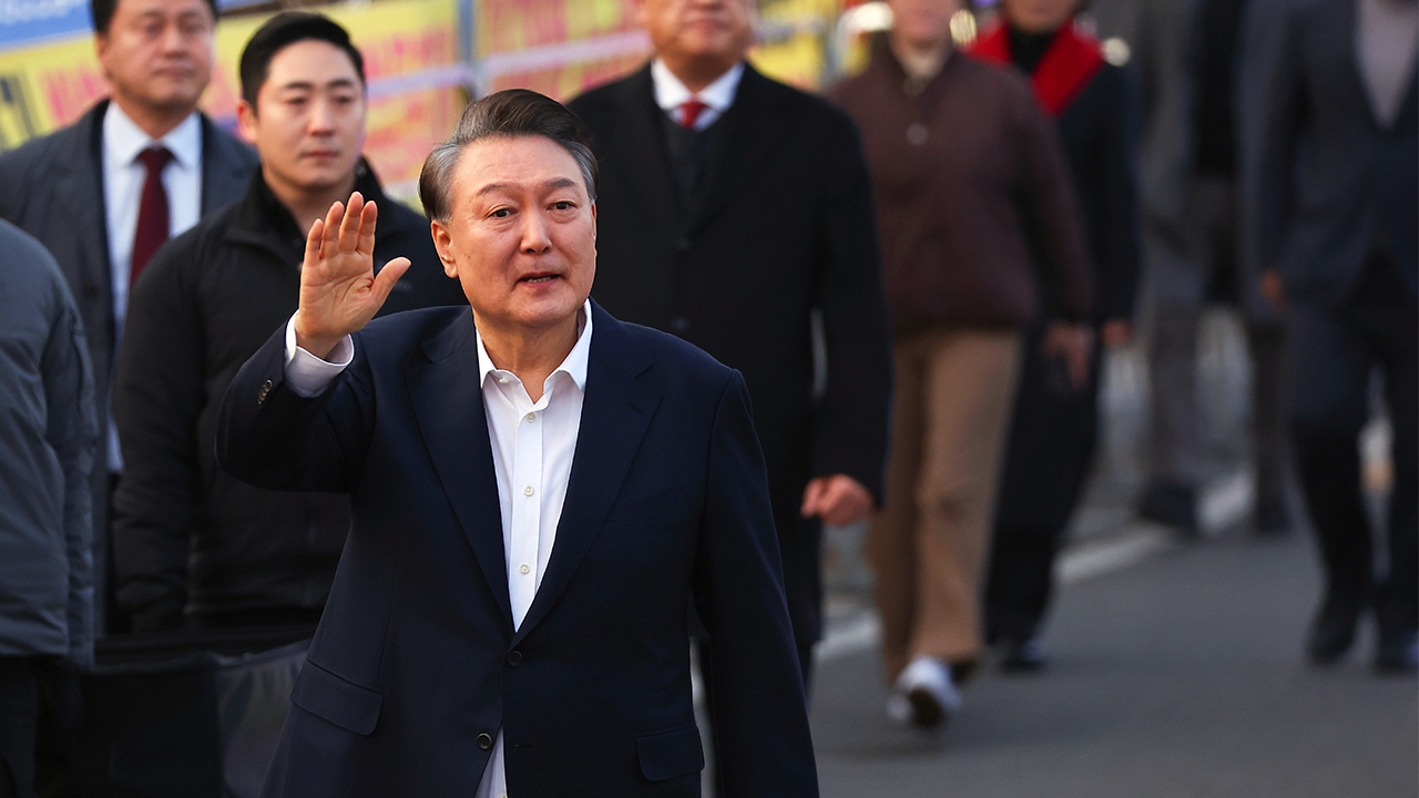 Court sentences former world leader to 7 years in prison for resisting arrest, other charges