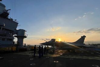 French carrier group moves south of Suez ahead of Hormuz mission