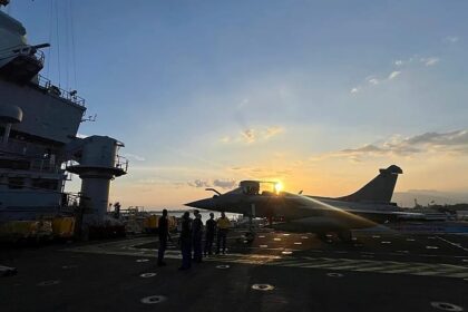French carrier group moves south of Suez ahead of Hormuz mission