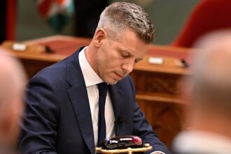 EU looks for ways to cash payments fo Hungary, sends team to Budapest