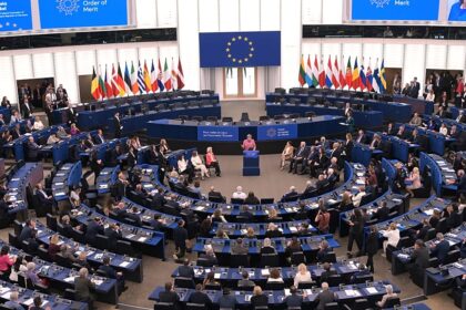 Fact-check: ‘Claqueurs’ not paid to back Merkel at European Parliament