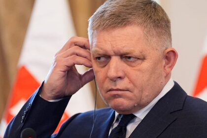 Robert Fico will back Ukraine’s EU membership after call, Zelenskyy says