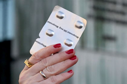 Federal appeals court blocks mailing of abortion pills in ruling with nationwide effect