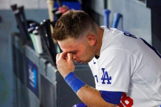 Dodgers catcher takes out frustration on himself by banging bat over his own head after strikeout