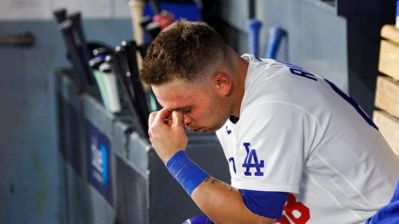 Dodgers catcher takes out frustration on himself by banging bat over his own head after strikeout