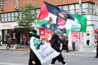 Hamas, Hezbollah flags fly at anti-Israel protest minutes after Mamdani condemns terror plot against Jews