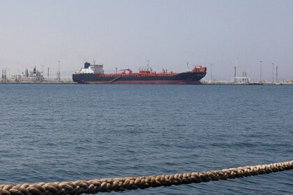 Mass tanker blackout rattles Gulf ahead of 1.35M-barrel oil transfer amid US-Iran talks: firm