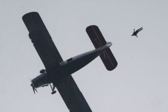 Skydiver dies after midair collision with another jumper during group jump in Washington state