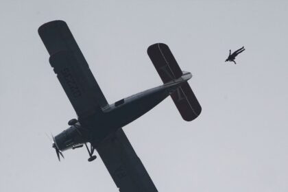 Skydiver dies after midair collision with another jumper during group jump in Washington state