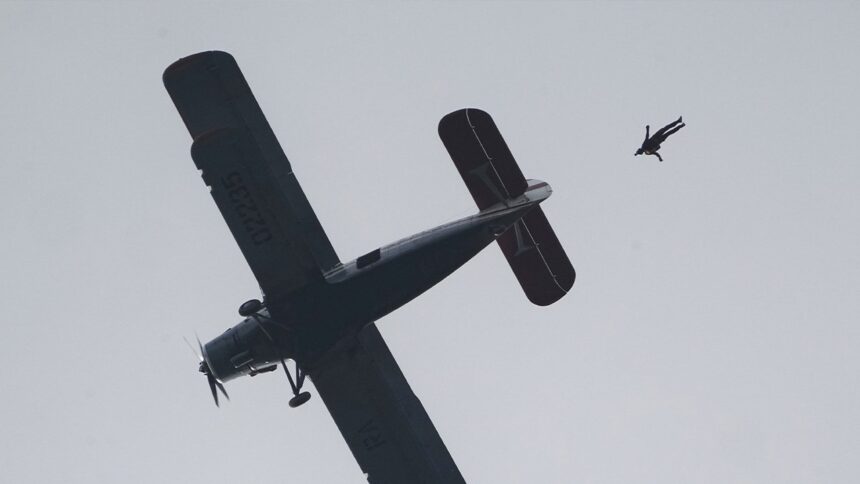 Skydiver dies after midair collision with another jumper during group jump in Washington state
