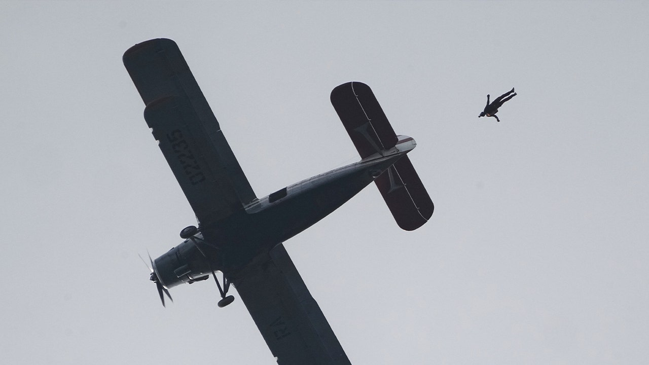 Skydiver dies after midair collision with another jumper during group jump in Washington state