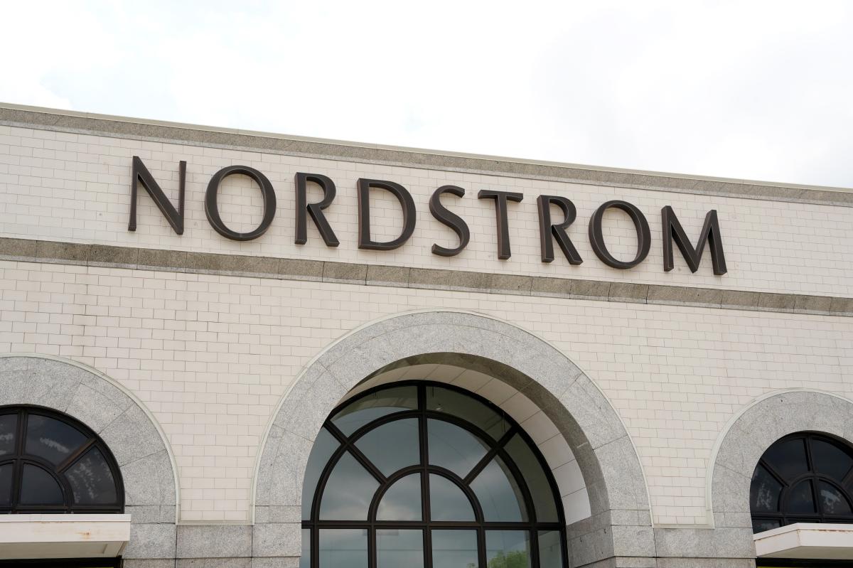 Glendale Nordstrom scammed for 0K by two men in wild refund scheme: cops