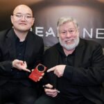 Steve Wozniak Shows Off Dreame’s Modular and Luxury Smartphones