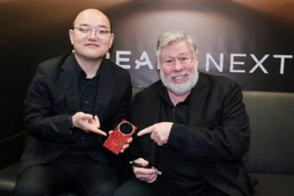 Steve Wozniak Shows Off Dreame’s Modular and Luxury Smartphones