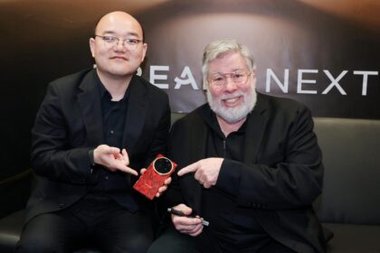 Steve Wozniak Shows Off Dreame’s Modular and Luxury Smartphones
