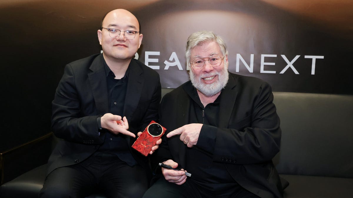Steve Wozniak Shows Off Dreame’s Modular and Luxury Smartphones