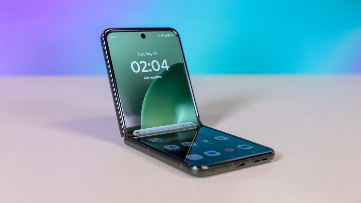 Motorola Razr Plus 2026 Review: It Doesn’t Feel Very ‘Plus’ to Me