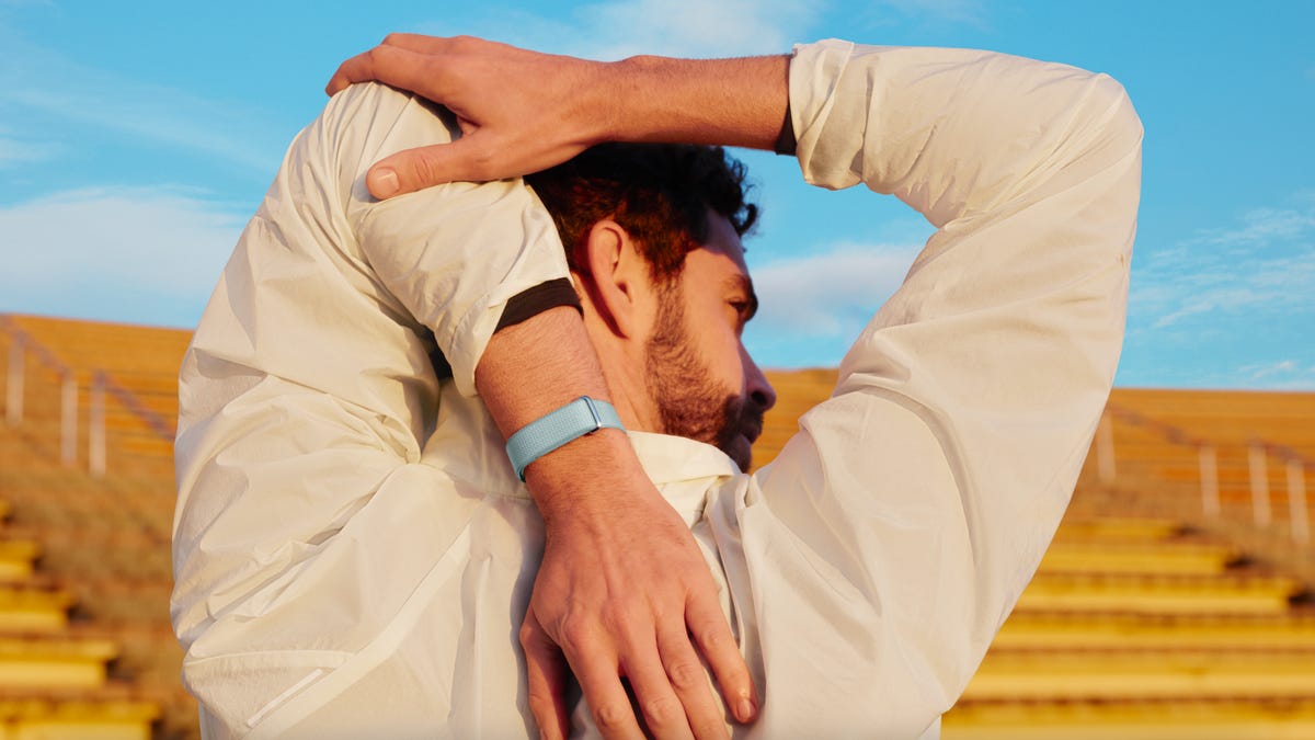 Fitbit Air First Impressions: Google’s New Fitness Tracker Has a Built-In Coach
