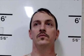 Meth-crazed son decapitates mom, answers door to cops naked — and swallows scrawled confession