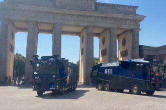 Hottest day: Berlin police deploy water cannon to beat the heat