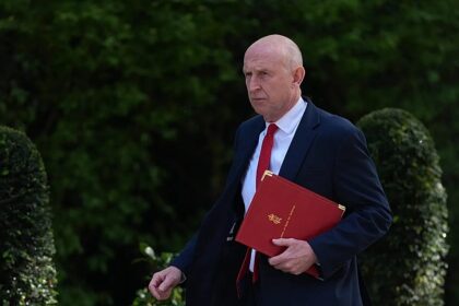 UK defence secretary resigns, criticising military spending plans