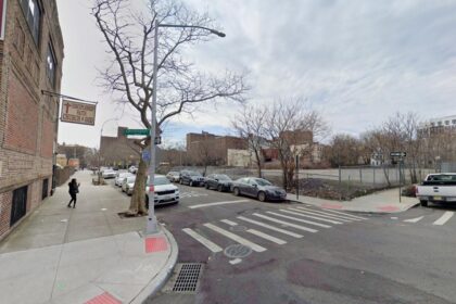 Homeless nut charged with stabbing 75-year-old woman twice released without bail last year
