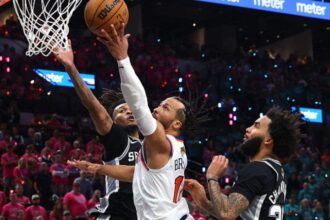 Jalen Brunson shakes off first-quarter knee scare, scores 30 as Knicks steal Finals Game 1 from Spurs