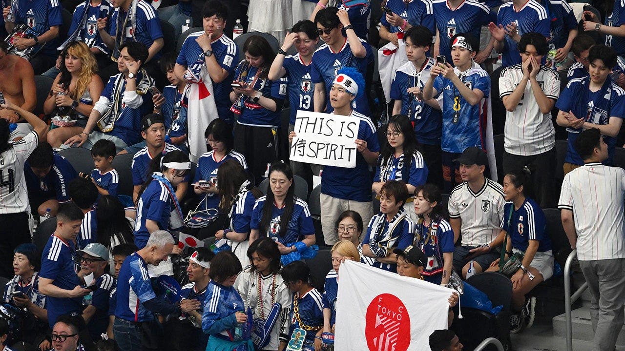 Japanese World Cup fans clean up stadium with NFL quarterback after team draws with the Netherlands