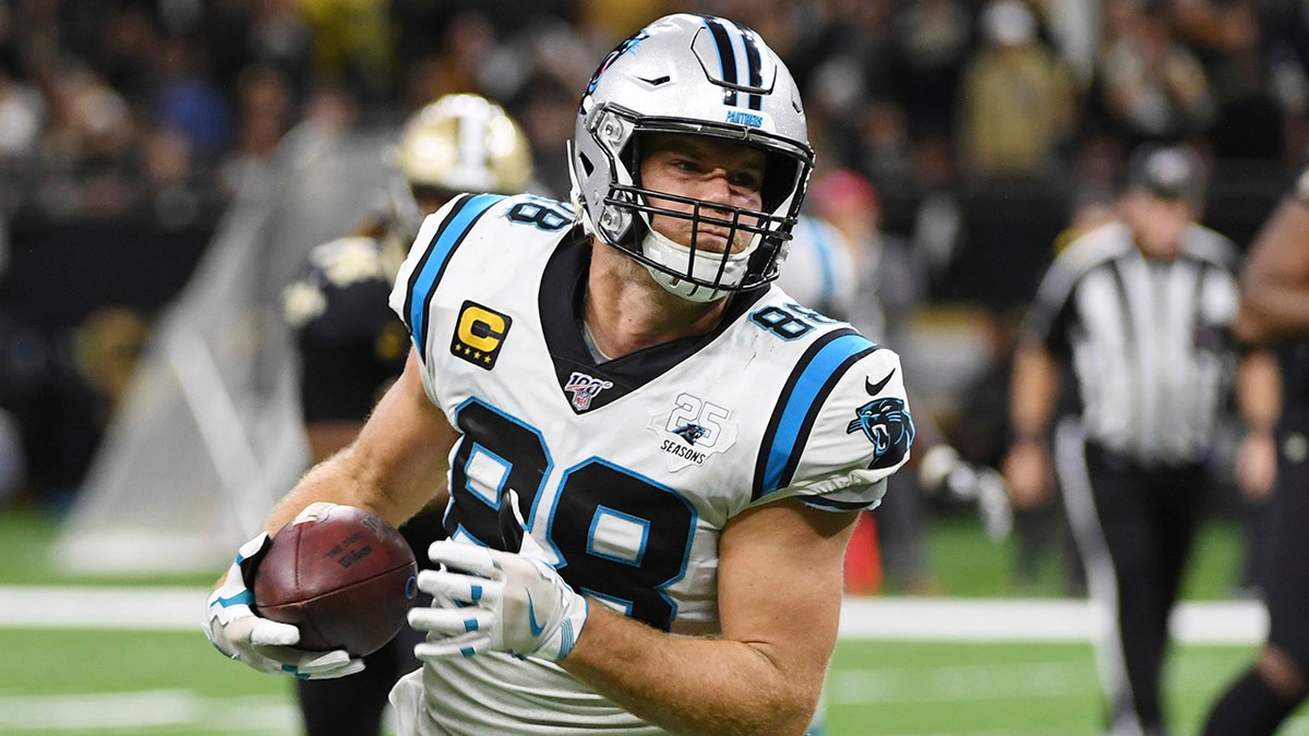 Greg Olsen running with football during NFL game against New Orleans Saints