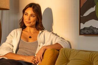 This New Smart UV-Detecting Necklace Aims to Protect You From Sun Damage