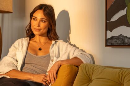 This New Smart UV-Detecting Necklace Aims to Protect You From Sun Damage
