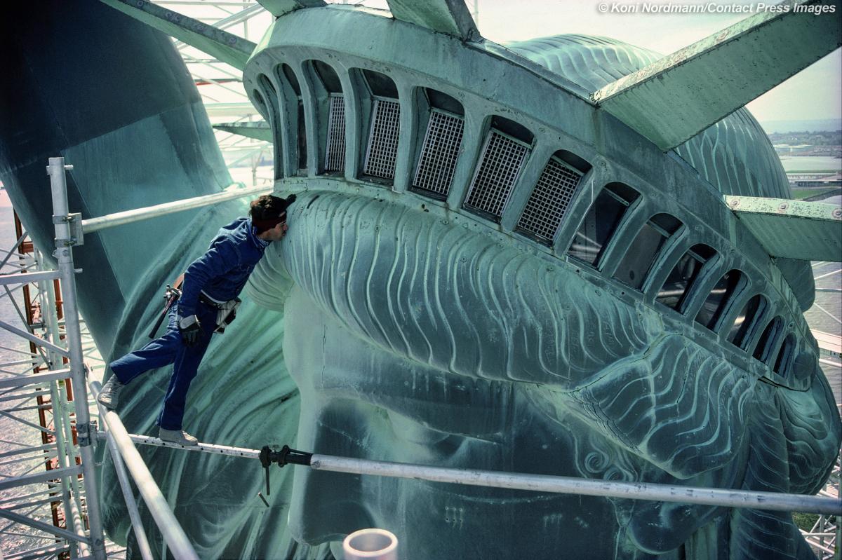 1984 photo of worker kissing Statue of Liberty in daring display resurfaces ahead of America 250 celebrations
