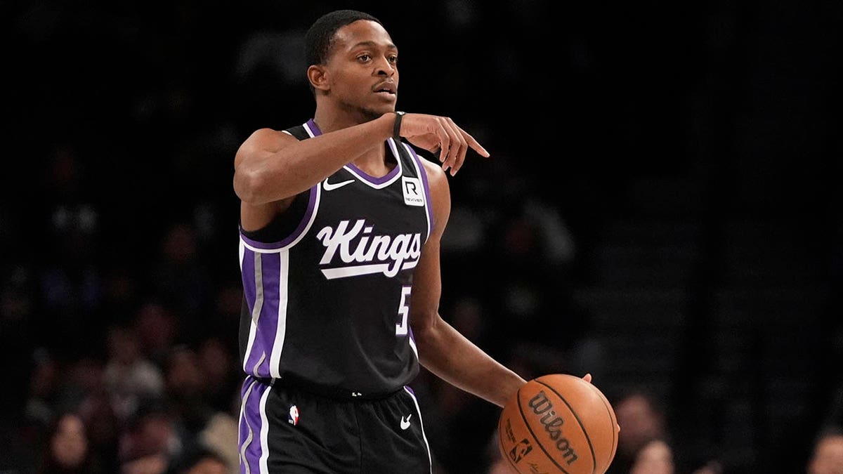 De'Aaron Fox calling out to teammates during basketball game