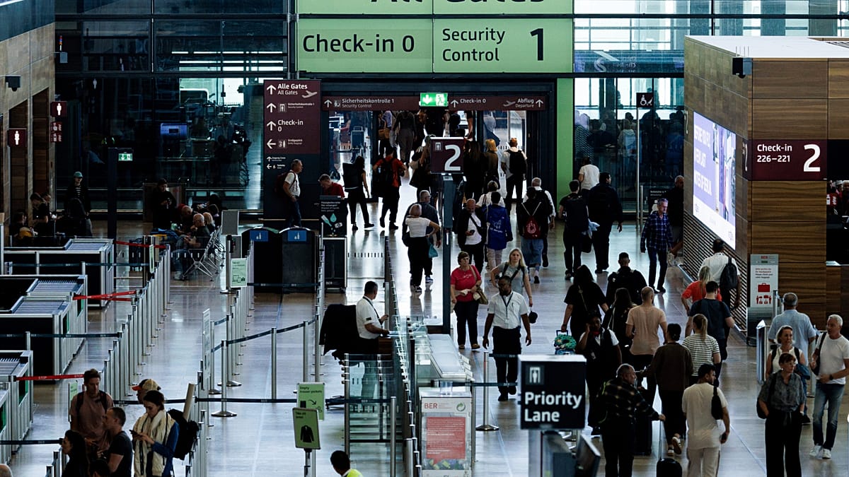 How do the new rules boost air passenger rights? Ask the Euronews AI