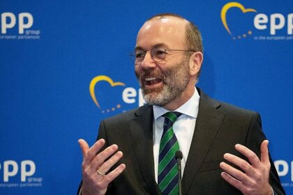 Manfred Weber attacks Spain’s plan to regularise migrants