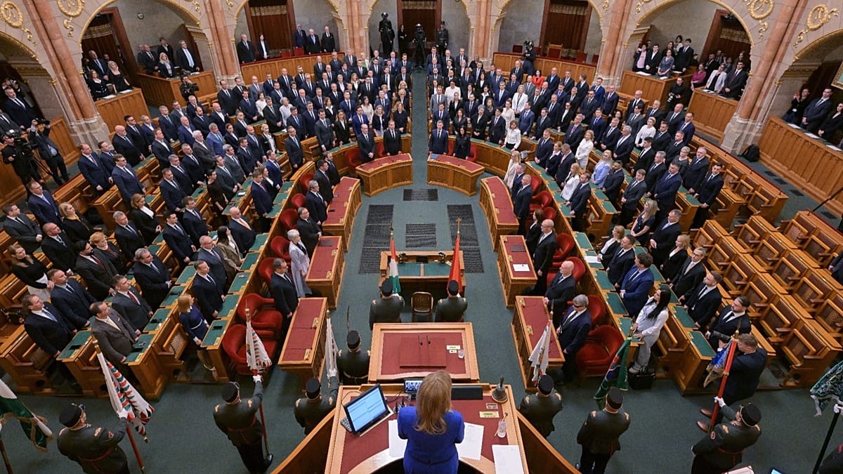 Hungary MPs set to tweak constitution to oust Orbán-allied president