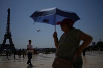 Iconic Paris landmarks to close early as heatwave sweeps France
