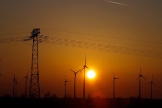 Wind, solar and heat pumps can free EU from LNG dependence – study