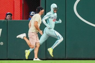 Atlanta Braves fan taunts The Freeze with a blown kiss and gets passed in spectacular fashion