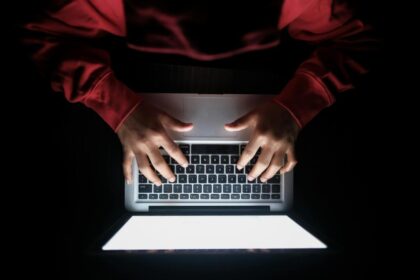Dear Abby: They didn’t have sex, but these emails sure feel like cheating to me