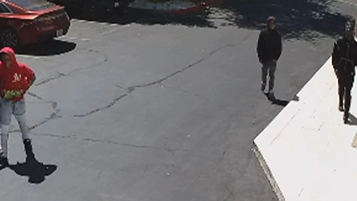 Surveillance shows suspects leaving Sacramento jewelry store after alleged theft