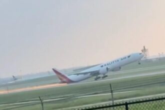 Wild video captures sparks flying as Kalitta Air plane skids on runway at Kentucky airport