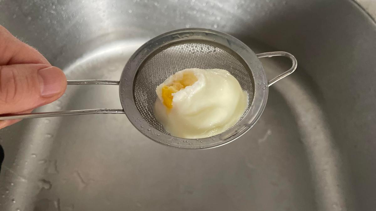 egg in strainer