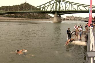 Nearly one thousand people swim across Danube in Budapest