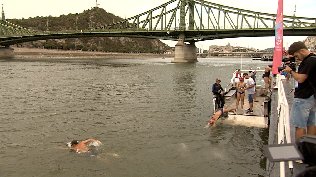 Nearly one thousand people swim across Danube in Budapest